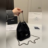 (配盒)size：14×18PRADA 普拉達新款鍊條水桶包尼龍材質，輕