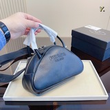 禮盒包裝  普拉達 prada 手提三角包 一個把三角 發揮到極緻的品牌  