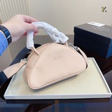 禮盒包裝  普拉達 prada 手提三角包 一個把三角 發揮到極緻的品牌  