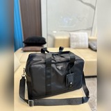 普拉達尼龍旅行袋滿滿的設計感 實物絕對驚豔到你男女皆可尺寸： 44 27