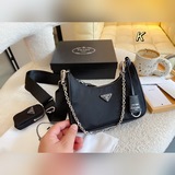 （禮盒包裝）普拉達火遍時尚圈的prada新款hobo三合一可太香啦!從去年開始