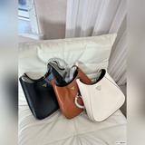 普拉達 斜挎包任何搭配都能駕馭時尚感十足 出街必備背起來可愛又乖巧今日份快樂尺寸