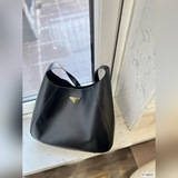 普拉達 斜挎包任何搭配都能駕馭時尚感十足 出街必備背起來可愛又乖巧今日份快樂尺寸