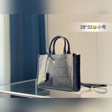 小size：28*32prada  購物袋！普拉達夠大夠方便！的的确确是