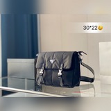 size：30*22cmprada  新品！普拉達夠大夠方便！的的确确是實