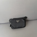 PRADA 普拉達尼龍布腰包 胸包 男士單肩背包 采用精湛鑲嵌細工，經典百搭 