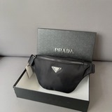 PRADA 普拉達尼龍布腰包 胸包 男士單肩背包 采用精湛鑲嵌細工，經典百搭 