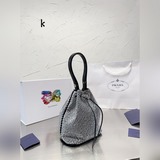 Prada|滿鑽水晶 包快看!它在發光呀銀色的光為你奉.上風當愛是