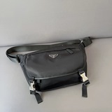 Prada 普拉達尼龍布胸包 斜挎背包 單肩包 采用精湛鑲嵌細工，經典百搭 實