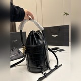 (配盒)size：15×16ysl 聖羅蘭新款抽繩水桶包鳄魚紋材質超級優