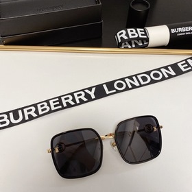 Burberry博柏利大框墨鏡 TB新标可謂眼前一亮,新款TB金屬logo,簡
