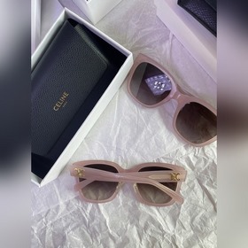 好愛Celine520限定粉色墨鏡這款墨鏡真的很難買～是配的手機包，顔色是灰粉