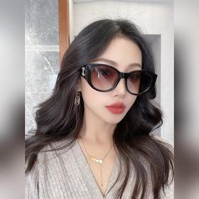 香奶奶大方框 特色棱格點鑽石雙C寬邊腳 時尚界的風向标 好上臉 CHANEL*