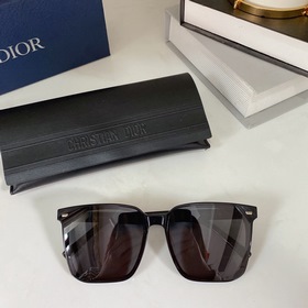 必入超火的DIOR NUANCE-17 鏡腿無數dior老花組成的字體瀑布，飾有