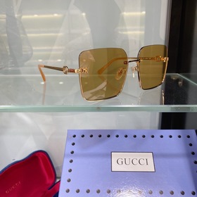 今年Gucci着實火的不要不要滴新入的一款GG&NY合作款，方形款小巧百搭 G