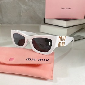 重磅新品 MIUMIU SUM89X 款式簡單易搭,搭配今年最大logo 金燦燦