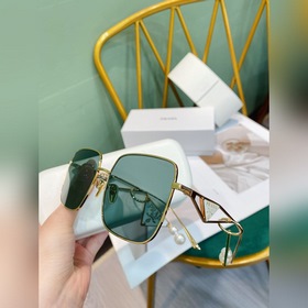 飾品分享|素顔神器 prada眼鏡prada這副眼鏡真的太戳人了，吊墜直接可以