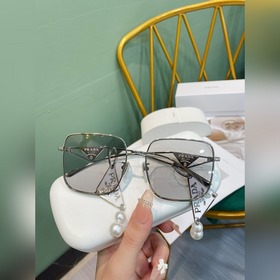 飾品分享|素顔神器 prada眼鏡prada這副眼鏡真的太戳人了，吊墜直接可以